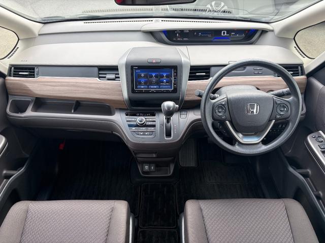 フリード Ｇ・ホンダセンシング　Ｆセグ　追突被害軽減ブレーキ　ｉストップ　Ｗエアバッグ　パワーウィンドウ　ベンチシート　アクティブクルーズコントロール　スマートキ　カーテンエアバッグ　カラーバックモニター（5枚目）