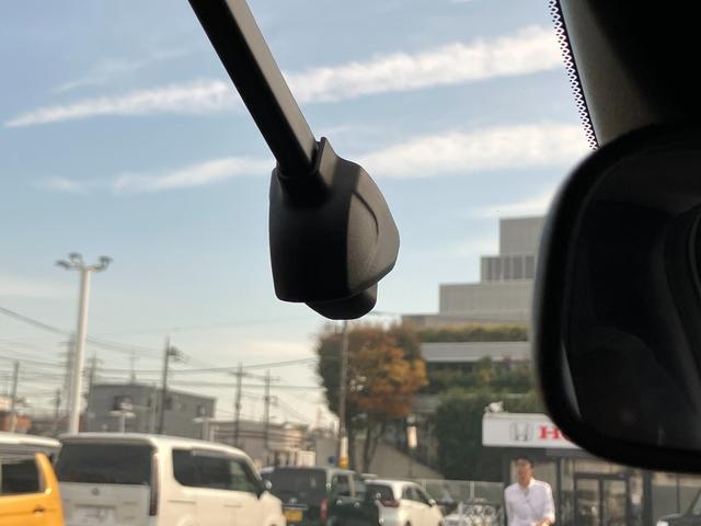 フィット e:HEVRS エアバッグ ナビ&TV パワーウィンドウ 助手席エアバッグ Dレコ フルセグテレビ LEDヘッドランプ セキュリティアラーム フルオートエアコン ETC装備 スマートキ DVD再生(6枚目)