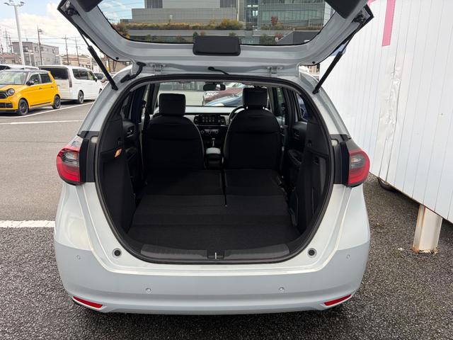 フィット e:HEVホーム 当社デモカー 前後誤発進抑制機能 クリソナ 助手席エアバッグ 運転席エアバッグ LEDライト USB接続 バックカメラ ABS サイドエアバッグ オートクルーズコントロール フルセグTV スマートキー(11枚目)