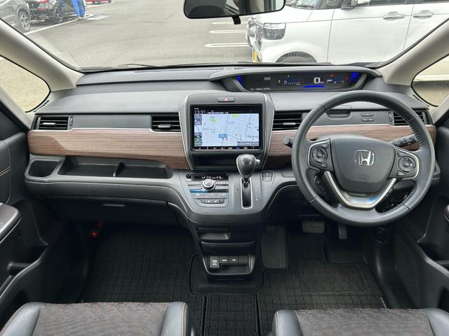 フリード クロスター・ホンダセンシング　両ＰＳＤ　ＵＳＢポート　地デジ　エアバック　Ｉストップ　ＶＳＡ　リヤカメラ　３列シート　整備記録簿　ＤＶＤ再生　ウォークスルー　イモビライザー　キーフリー　パワステ（5枚目）