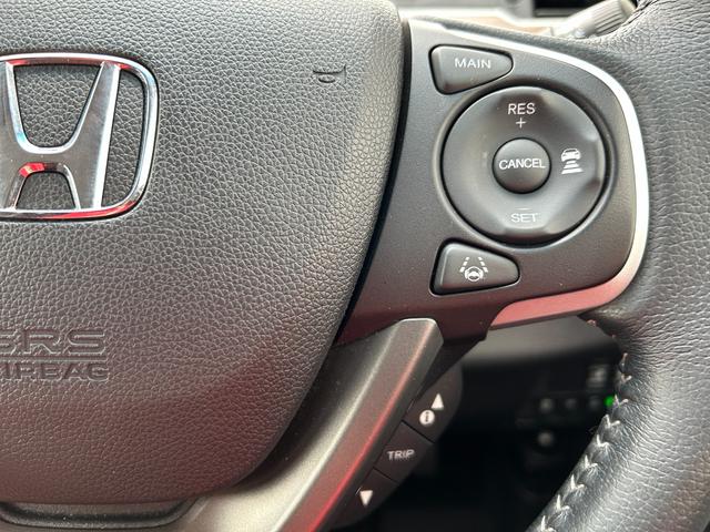 フリード クロスター・ホンダセンシング　両ＰＳＤ　ＵＳＢポート　地デジ　エアバック　Ｉストップ　ＶＳＡ　リヤカメラ　３列シート　整備記録簿　ＤＶＤ再生　ウォークスルー　イモビライザー　キーフリー　パワステ（7枚目）
