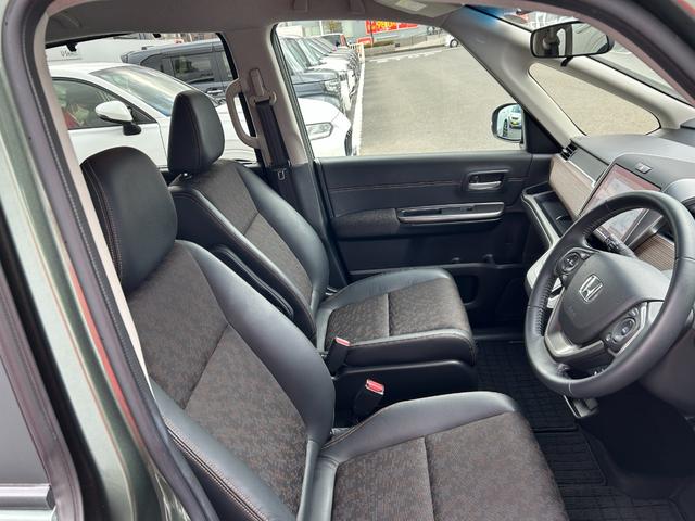 フリード クロスター・ホンダセンシング　両ＰＳＤ　ＵＳＢポート　地デジ　エアバック　Ｉストップ　ＶＳＡ　リヤカメラ　３列シート　整備記録簿　ＤＶＤ再生　ウォークスルー　イモビライザー　キーフリー　パワステ（8枚目）