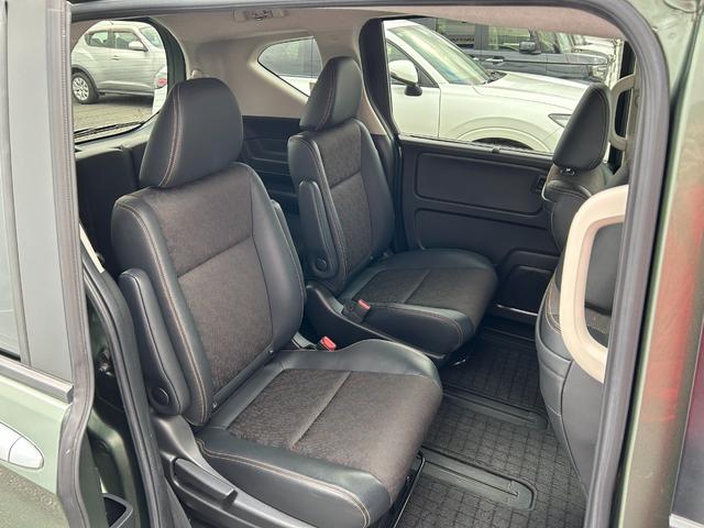 フリード クロスター・ホンダセンシング　両ＰＳＤ　ＵＳＢポート　地デジ　エアバック　Ｉストップ　ＶＳＡ　リヤカメラ　３列シート　整備記録簿　ＤＶＤ再生　ウォークスルー　イモビライザー　キーフリー　パワステ（9枚目）