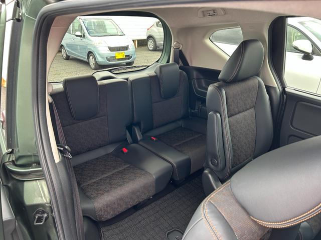 フリード クロスター・ホンダセンシング　両ＰＳＤ　ＵＳＢポート　地デジ　エアバック　Ｉストップ　ＶＳＡ　リヤカメラ　３列シート　整備記録簿　ＤＶＤ再生　ウォークスルー　イモビライザー　キーフリー　パワステ（10枚目）