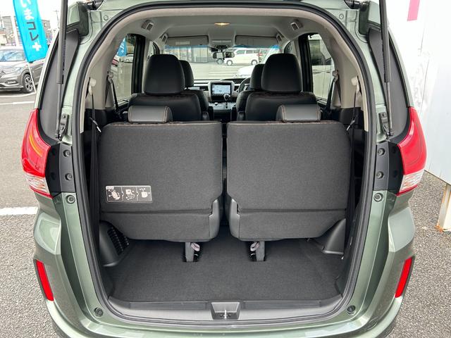 フリード クロスター・ホンダセンシング　両ＰＳＤ　ＵＳＢポート　地デジ　エアバック　Ｉストップ　ＶＳＡ　リヤカメラ　３列シート　整備記録簿　ＤＶＤ再生　ウォークスルー　イモビライザー　キーフリー　パワステ（11枚目）