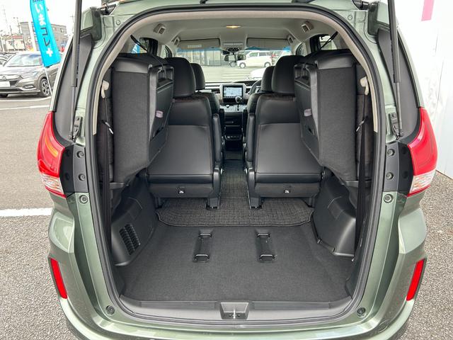 フリード クロスター・ホンダセンシング　両ＰＳＤ　ＵＳＢポート　地デジ　エアバック　Ｉストップ　ＶＳＡ　リヤカメラ　３列シート　整備記録簿　ＤＶＤ再生　ウォークスルー　イモビライザー　キーフリー　パワステ（12枚目）