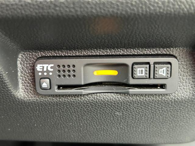 フリード クロスター・ホンダセンシング　両ＰＳＤ　ＵＳＢポート　地デジ　エアバック　Ｉストップ　ＶＳＡ　リヤカメラ　３列シート　整備記録簿　ＤＶＤ再生　ウォークスルー　イモビライザー　キーフリー　パワステ（15枚目）