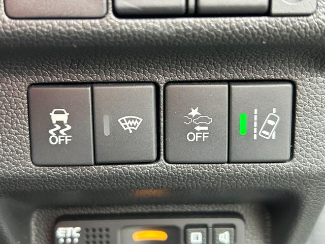 フリード クロスター・ホンダセンシング　両ＰＳＤ　ＵＳＢポート　地デジ　エアバック　Ｉストップ　ＶＳＡ　リヤカメラ　３列シート　整備記録簿　ＤＶＤ再生　ウォークスルー　イモビライザー　キーフリー　パワステ（16枚目）