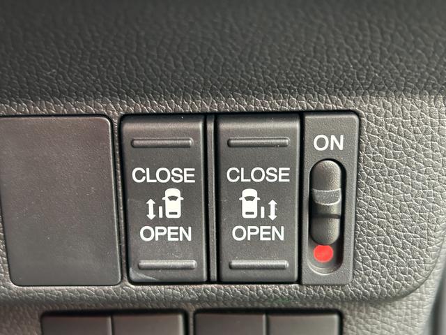 フリード クロスター・ホンダセンシング　両ＰＳＤ　ＵＳＢポート　地デジ　エアバック　Ｉストップ　ＶＳＡ　リヤカメラ　３列シート　整備記録簿　ＤＶＤ再生　ウォークスルー　イモビライザー　キーフリー　パワステ（17枚目）