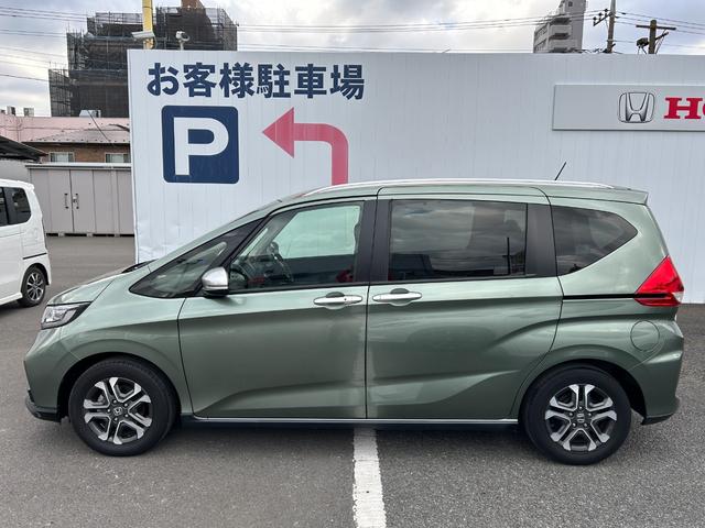 フリード クロスター・ホンダセンシング　両ＰＳＤ　ＵＳＢポート　地デジ　エアバック　Ｉストップ　ＶＳＡ　リヤカメラ　３列シート　整備記録簿　ＤＶＤ再生　ウォークスルー　イモビライザー　キーフリー　パワステ（19枚目）