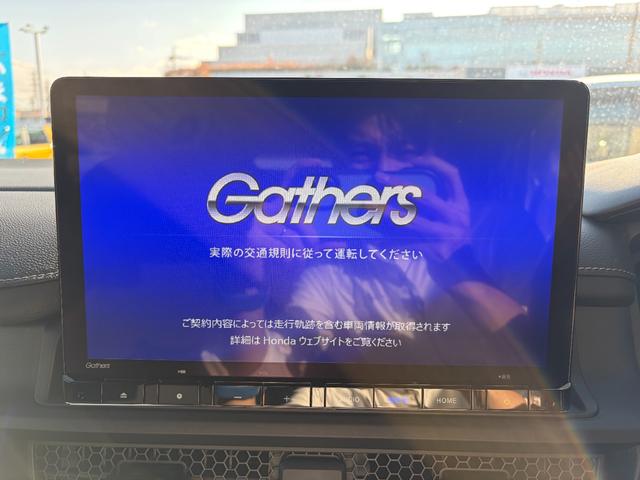 ステップワゴン ｅ：ＨＥＶスパーダ　マルチカメラ　デュアルエアコン　フルオートエアコン　ＥＳＣ　シートヒータ　キーフリー　ＬＥＤヘッドランプ　イモビ　ＡＢＳ　リアカメラ　スマートキ　ＵＳＢポート　クルーズコントロール（3枚目）