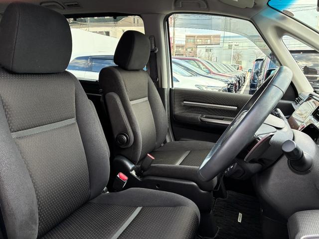 ステップワゴンスパーダ スパーダホンダセンシング　ＨｏｎｄａＳＥＮＳＩＮＧパドルシフト両側パワースライドドアナビ装着用スペシャルパッケージＥＴＣ２．０車載器わくわくゲートシートヒーター　盗難防止　助手席エアバッグ　Ｗパワスラ　記録簿有　地デジ　ＵＳＢ（9枚目）