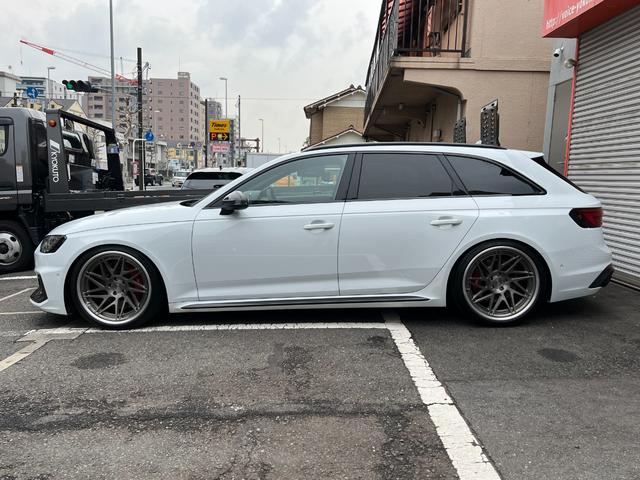 ＲＳ４アバント カーボンスタイリングＰＫＧ　２．９　４ＷＤ　パノラマルーフ　Ｎｕｅｔｒａｌｅ２０ＡＷ　ＫＷ製車高調　レッドキャリパー　ＲＳスポーツエキゾースト　アダプティブクルーズ　レザーシート　マッサージ機能付き　シートヒーター（前後）（3枚目）