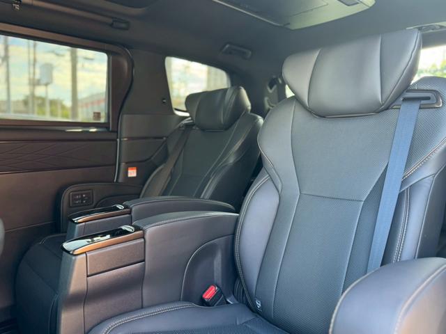 アルファードハイブリッド Ｚ　ワンオーナー　両側Ｐスラ　ムーンルーフ　革シート　ＴＳＳ　ＢＳＭ　パノラミックビューＭ　シートＨ＆ベンチレーション　デジタルインナーＭ　前後ドラレコ　３眼ＬＥＤヘッドランプ　電動ロールサンシェード（56枚目）