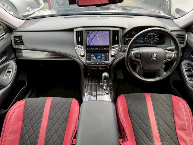 クラウンハイブリッド 　コーナーポール　ドライブレコーダー　シートヒーター　Ｐシート　フルセグＴＶ　純正１８インチアルミホイール　純正ナビ　Ｂカメラ　Ｂｌｕｅｔｏｏｔｈ接続　ＵＳＢ接続　ビルトインＥＴＣ　イージークローザー（3枚目）