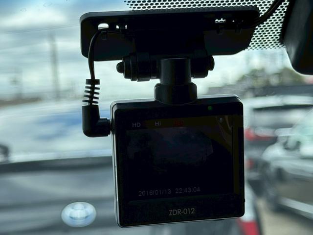 クラウンハイブリッド 　コーナーポール　ドライブレコーダー　シートヒーター　Ｐシート　フルセグＴＶ　純正１８インチアルミホイール　純正ナビ　Ｂカメラ　Ｂｌｕｅｔｏｏｔｈ接続　ＵＳＢ接続　ビルトインＥＴＣ　イージークローザー（5枚目）