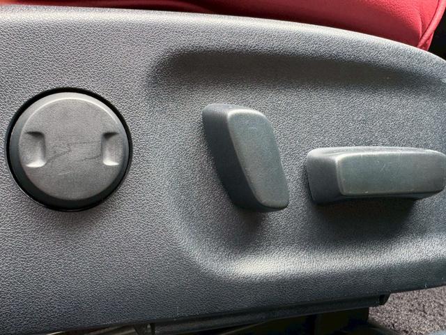 クラウンハイブリッド 　コーナーポール　ドライブレコーダー　シートヒーター　Ｐシート　フルセグＴＶ　純正１８インチアルミホイール　純正ナビ　Ｂカメラ　Ｂｌｕｅｔｏｏｔｈ接続　ＵＳＢ接続　ビルトインＥＴＣ　イージークローザー（12枚目）