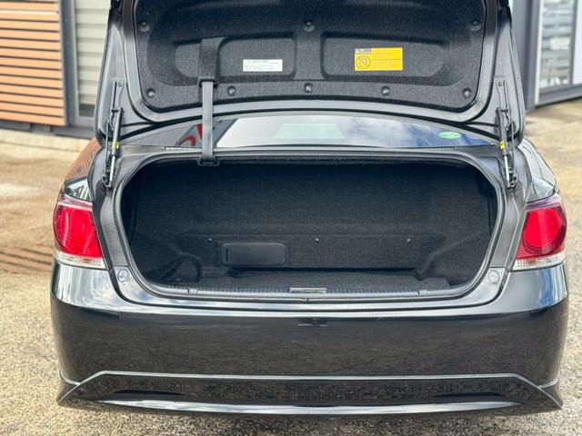 クラウンハイブリッド 　コーナーポール　ドライブレコーダー　シートヒーター　Ｐシート　フルセグＴＶ　純正１８インチアルミホイール　純正ナビ　Ｂカメラ　Ｂｌｕｅｔｏｏｔｈ接続　ＵＳＢ接続　ビルトインＥＴＣ　イージークローザー（13枚目）