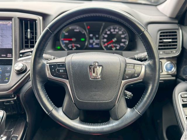 クラウンハイブリッド 　コーナーポール　ドライブレコーダー　シートヒーター　Ｐシート　フルセグＴＶ　純正１８インチアルミホイール　純正ナビ　Ｂカメラ　Ｂｌｕｅｔｏｏｔｈ接続　ＵＳＢ接続　ビルトインＥＴＣ　イージークローザー（16枚目）