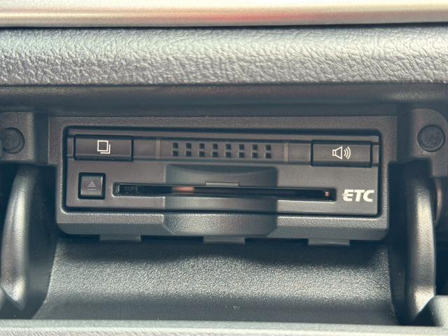 クラウンハイブリッド 　コーナーポール　ドライブレコーダー　シートヒーター　Ｐシート　フルセグＴＶ　純正１８インチアルミホイール　純正ナビ　Ｂカメラ　Ｂｌｕｅｔｏｏｔｈ接続　ＵＳＢ接続　ビルトインＥＴＣ　イージークローザー（20枚目）