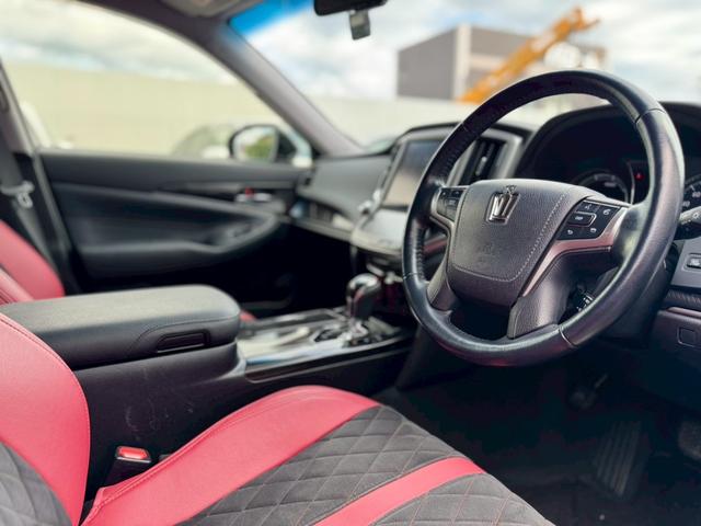 クラウンハイブリッド 　コーナーポール　ドライブレコーダー　シートヒーター　Ｐシート　フルセグＴＶ　純正１８インチアルミホイール　純正ナビ　Ｂカメラ　Ｂｌｕｅｔｏｏｔｈ接続　ＵＳＢ接続　ビルトインＥＴＣ　イージークローザー（30枚目）