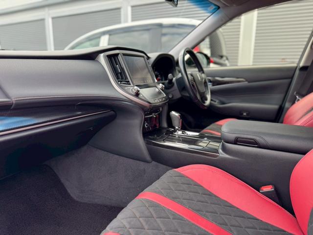 クラウンハイブリッド 　コーナーポール　ドライブレコーダー　シートヒーター　Ｐシート　フルセグＴＶ　純正１８インチアルミホイール　純正ナビ　Ｂカメラ　Ｂｌｕｅｔｏｏｔｈ接続　ＵＳＢ接続　ビルトインＥＴＣ　イージークローザー（33枚目）