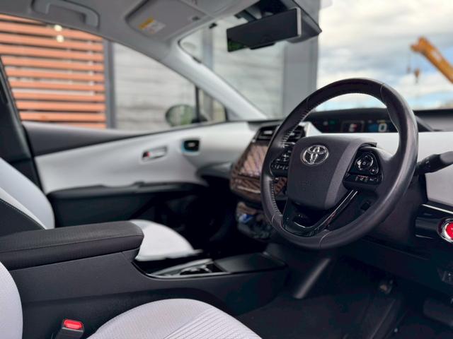 プリウス Ａ　モデリスタ（Ｆ・Ｓ・ＬＥＤデイライト）ＴＲＤ（Ｒ・ＲＳ・Ｆガーニッシュ・マフラー）デジタルインナーミラー　ＴＳＳ　ＢＳＭ　Ｐシート　純正９インチフルセグナビ　ＥＴＣ２．０　社外１７インチＡＷ　Ｃソナー（6枚目）