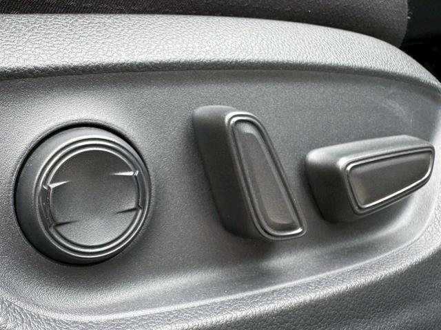 プリウス Ａ　モデリスタ（Ｆ・Ｓ・ＬＥＤデイライト）ＴＲＤ（Ｒ・ＲＳ・Ｆガーニッシュ・マフラー）デジタルインナーミラー　ＴＳＳ　ＢＳＭ　Ｐシート　純正９インチフルセグナビ　ＥＴＣ２．０　社外１７インチＡＷ　Ｃソナー（18枚目）