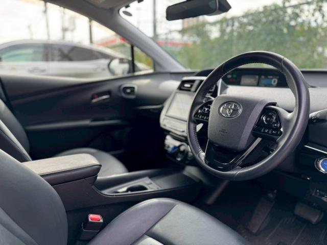 プリウス Sツーリングセレクション ワンオーナー モデリスタエアロ デイライト シートヒーター レザーシート トヨタセーフティーセンス 純正9インチフルセグナビ AC100V電源 LEDヘッドライト&フォグ 純正17インチAW Bカメラ(6枚目)