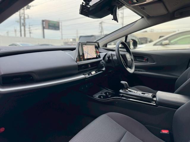 プリウス Ｕ　純正ナビ　フルセグＴＶ　Ｂカメラ　アップルカープレイ　ステアリングヒーター　ドラレコ前後　ＡＣ１００Ｖ　ＥＴＣ２．０　純正１７インチホイール　ＬＥＤヘッドライト　クリアランスソナー　ＢＳＭ　ＰＣＳ（4枚目）