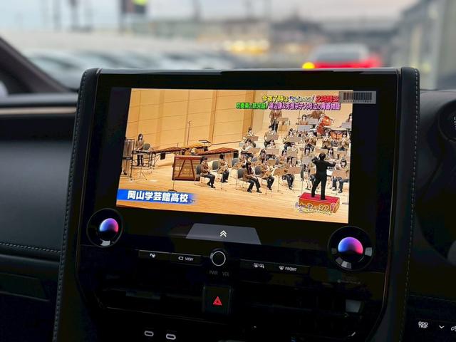 アルファード Ｚ　左右独立ムーンルーフ　ユニバーサルステップ　前席シートＨ＆ベンチレーション　両側Ｐスライド　革シート　ＨＵＤ　ＴＳＳ　ＢＳＭ　デジタルインナーＭ　後席電動ロールサンシェード　純正１４インチフルセグナビ（4枚目）