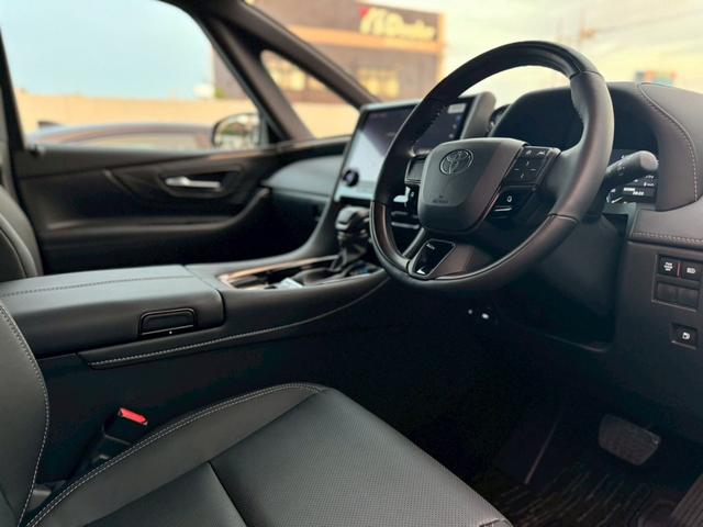 アルファード Ｚ　左右独立ムーンルーフ　ユニバーサルステップ　前席シートＨ＆ベンチレーション　両側Ｐスライド　革シート　ＨＵＤ　ＴＳＳ　ＢＳＭ　デジタルインナーＭ　後席電動ロールサンシェード　純正１４インチフルセグナビ（6枚目）