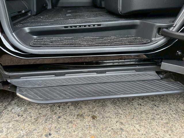 アルファード Ｚ　左右独立ムーンルーフ　ユニバーサルステップ　前席シートＨ＆ベンチレーション　両側Ｐスライド　革シート　ＨＵＤ　ＴＳＳ　ＢＳＭ　デジタルインナーＭ　後席電動ロールサンシェード　純正１４インチフルセグナビ（8枚目）
