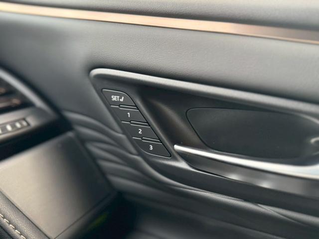 アルファード Ｚ　左右独立ムーンルーフ　ユニバーサルステップ　前席シートＨ＆ベンチレーション　両側Ｐスライド　革シート　ＨＵＤ　ＴＳＳ　ＢＳＭ　デジタルインナーＭ　後席電動ロールサンシェード　純正１４インチフルセグナビ（24枚目）