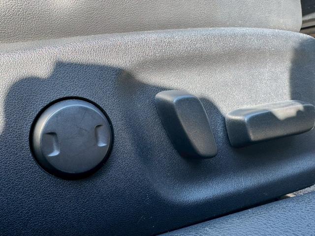 クラウンハイブリッド アスリートＳ　ブラックスタイル　革シート　純正フルセグナビ　前席シートＨ＆ベンチレーション　前席Ｐシート　前後ドラレコ　Ｂカメラ　ＨＩＤヘッドライト＆フォグ　ビルトインＥＴＣ　Ｂｌｕｅｔｏｏｔｈ接続　純正１８インチＡＷ　Ｃソナー（13枚目）