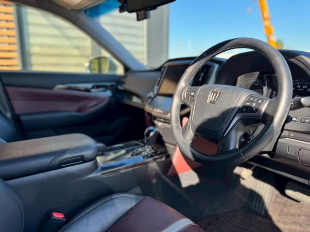 クラウンハイブリッド アスリートＳ　ブラックスタイル　革シート　純正フルセグナビ　前席シートＨ＆ベンチレーション　前席Ｐシート　前後ドラレコ　Ｂカメラ　ＨＩＤヘッドライト＆フォグ　ビルトインＥＴＣ　Ｂｌｕｅｔｏｏｔｈ接続　純正１８インチＡＷ　Ｃソナー（33枚目）