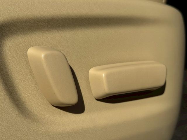 ヴェルファイア ３．５Ｖ　Ｌ　純正ナビ　白革シート　シートＨ　ステアリングＨ　Ｂカメラ　　パワーバックドア　純正１７インチＡＷ　ＬＥＤヘッドライト＆フォグ　フルセグＴＶ　ＢＴ　クリアランスソナー　ＥＴＣ２．０　ＰＣＳ　ＡＣ１００Ｖ（24枚目）