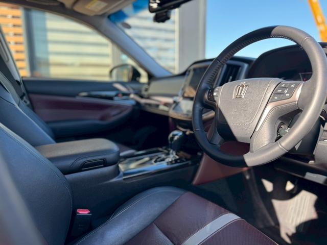 クラウンハイブリッド アスリートS ブラックスタイル サンルーフ シートヒーター&シートV Pシート フルセグTV 純正18インチアルミホイール ドラレコ 純正ナビ Bカメラ Bluetooth接続 USB接続 ビルトインETC イージークローザー(4枚目)