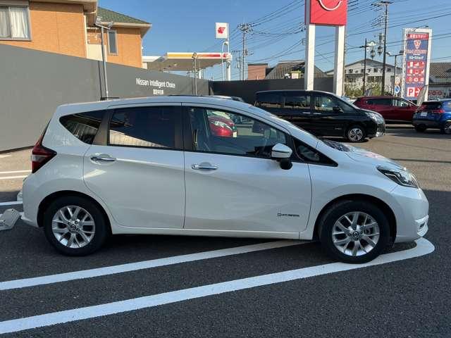 ノート １．２　ｅ－ＰＯＷＥＲ　Ｘ　Ｖセレクション　純正ナビ＆３６０度カメラ　運転席助手席エアバック　エアバッグ　衝突被害軽減装置　イモビライザー　パワーウインドウ　レーンアシスト　アルミホイール　フルオートエアコン　Ｂカメラ　アイドリングストップ　メモリーナビ　ＡＢＳ（3枚目）