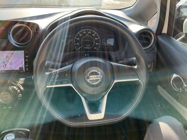 ノート １．２　ｅ－ＰＯＷＥＲ　Ｘ　Ｖセレクション　純正ナビ＆３６０度カメラ　運転席助手席エアバック　エアバッグ　衝突被害軽減装置　イモビライザー　パワーウインドウ　レーンアシスト　アルミホイール　フルオートエアコン　Ｂカメラ　アイドリングストップ　メモリーナビ　ＡＢＳ（5枚目）