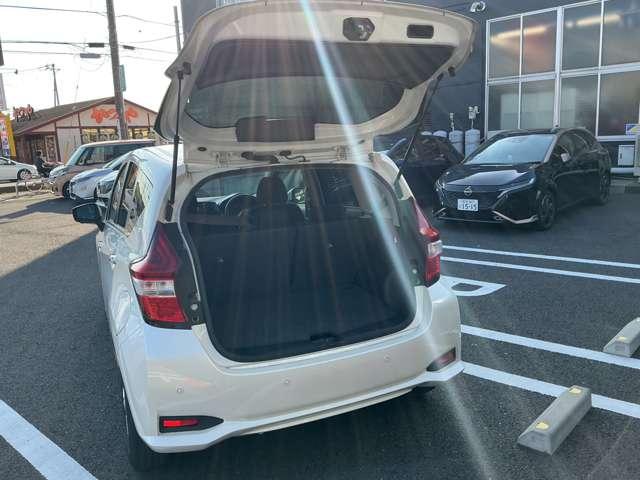 ノート １．２　ｅ－ＰＯＷＥＲ　Ｘ　Ｖセレクション　純正ナビ＆３６０度カメラ　運転席助手席エアバック　エアバッグ　衝突被害軽減装置　イモビライザー　パワーウインドウ　レーンアシスト　アルミホイール　フルオートエアコン　Ｂカメラ　アイドリングストップ　メモリーナビ　ＡＢＳ（16枚目）