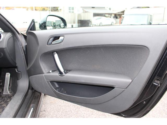 ＴＴクーペ ２．０ＴＦＳＩ　クワトロ　Ｓラインパッケージ　４ＷＤ　バックカメラ　ナビ　ＴＶ　ＡＴ　オートライト　ＨＩＤ　キーレスエントリー　電動格納ミラー　アルミホイール　パワーシート　盗難防止システム　ＡＢＳ　ＥＳＣ　ＣＤ　ＤＶＤ再生　ＵＳＢ（11枚目）