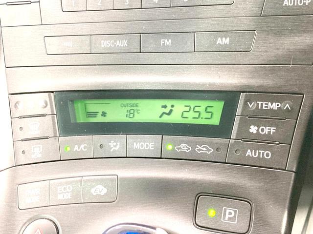 プリウス Ｓツーリングセレクション　禁煙車　ＬＥＤヘッドライト　オートライト　オートエアコン　横滑り防止　純正１７インチアルミ　プライバシーガラス　盗難防止システム　パワーウィンドウ　ＥＴＣ　スマートキー（3枚目）