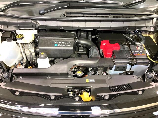 セレナ ｅ－パワー　ハイウェイスターＶ　登録済未使用車　メーカー１２型ナビ　全周囲カメラ　衝突軽減　プロパイロット　両側電動スライドドア　ＥＴＣ　前席中列シートヒーター　ステアリングヒーター　ＢＳＭ　デジタルインナーミラー（18枚目）