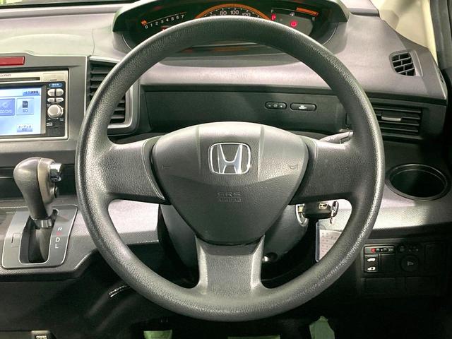 フリード G ジャストセレクション 電動スライドドア 純正SDナビ 禁煙車 HIDヘッド ETC オートライト オートエアコン 電動格納ドアミラー ドアバイザー プライバシーガラス(12枚目)