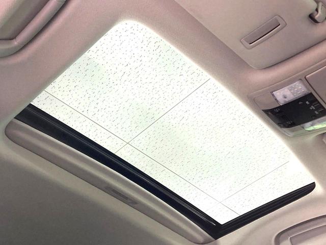 【サンルーフ】ボタンひとつで開閉可能！開放感たっぷりのサンルーフが装着されています！車内に明かりを取り入れたり景色を楽しむ以外にも、よどみがちな車内の空気も簡単に換気できて快適です！
