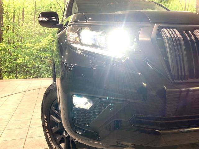 【ＬＥＤヘッドライト】悪天候や夜間走行時も良好な視界を確保し安心して運転できる高輝度ＬＥＤヘッドライトを装備！点灯速度が早く、消費電力も抑えられています。