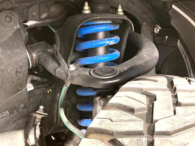 お車を安心してお乗りいただく為には、足回りの定期点検が欠かせません。サービスサポート（有償保証）では無料点検もご提供しており、安心のカーライフをお過ごしいただけるサポート体制が整っています。