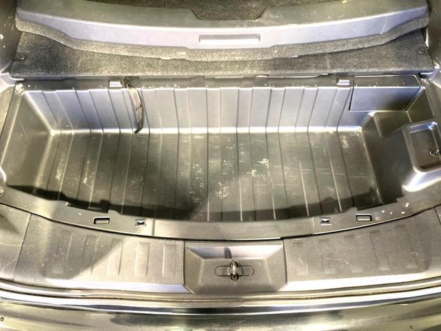 エクストレイル ２０Ｘ　ハイブリッド　エマージェンシーブレーキＰ　純正９型ナビ　後席モニター　バックカメラ　衝突軽減　禁煙車　電動リアゲート　コーナーセンサー　スマートキー　ＬＥＤヘッド　ルーフレール　ビルトインＥＴＣ　純正１７インチアルミ　オートライト（27枚目）