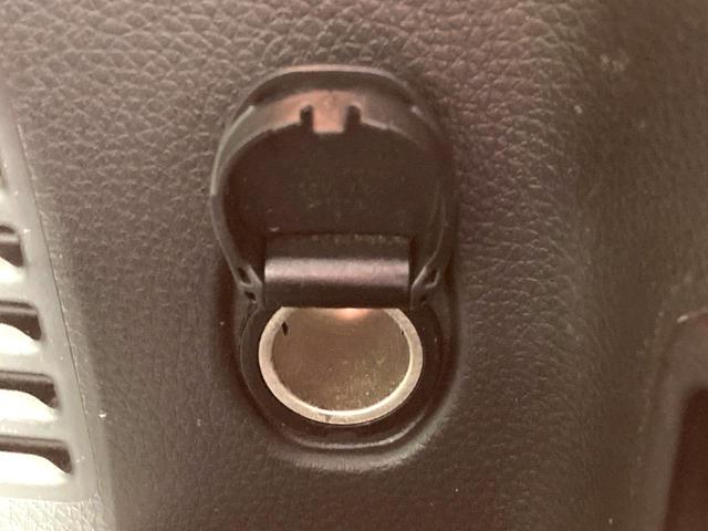 エクストレイル ２０Ｘ　ハイブリッド　エマージェンシーブレーキＰ　純正９型ナビ　後席モニター　バックカメラ　衝突軽減　禁煙車　電動リアゲート　コーナーセンサー　スマートキー　ＬＥＤヘッド　ルーフレール　ビルトインＥＴＣ　純正１７インチアルミ　オートライト（28枚目）